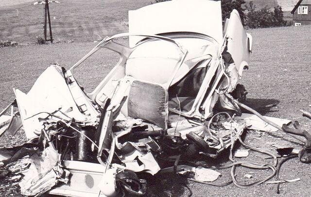 Tankem přejetý trabant na parkovišti za Božím Darem, srpen 1968, archiv Miloslava Vyhnala